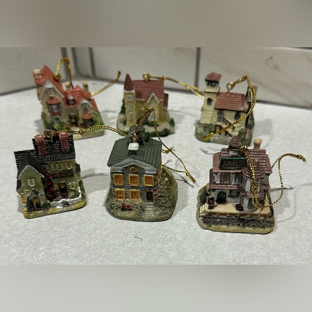 2 Liberty Falls Christmas Tree
Ornament Sets W/ 12 Individually
Hand Painted - Picture 11 of 16